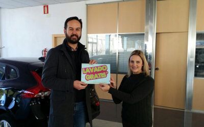 Nuestro amigo Vicente ‘de la librería’ se lleva un lavado gratis para su coche
