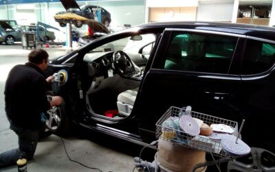 Un golpe fortuito + una puerta inservible = una reparación de ‘5 estrellas’. ¡Así trabajamos nosotros!