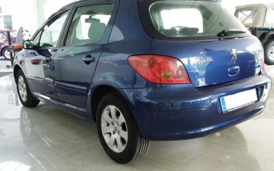 Pintamos este Peugeot 307 de 17 años y lo dejamos como un bebé