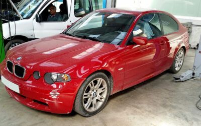 Luz de avería de motor en un BMW Compact. ¡A detectar el fallo!