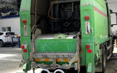 Nuevos cepillos para el camión ‘limpiacontenedores’ de Cehegín