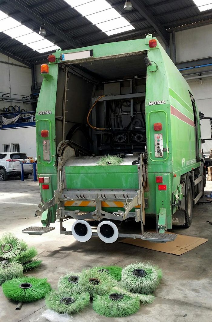 Nuevos cepillos para el camión 'limpiacontenedores' de Cehegín