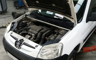 Una Peugeot Partner con la luz de avería de motor encendida. ¡Manos a la obra!