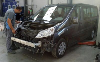 Reparamos una Peugeot Expert accidentada