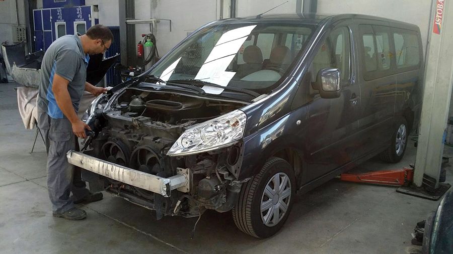Reparamos una Peugeot Expert accidentada