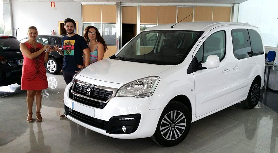 Entregamos una Peugeot Partner a nuestro amigo Andrés. ¡Nos encanta este vehículo!