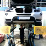 Labores de mantenimiento en la caja de cambios y caja de transfer de un BMW X3