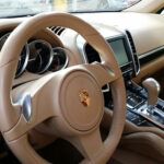Un Porsche Cayenne con un pequeño problema en la suspensión
