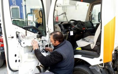 Sustituimos el cableado de la puerta de un Nissan NT400 Cabstar