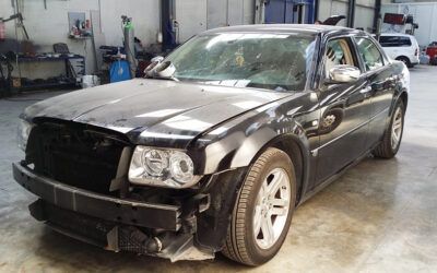 Chapa y pintura a un Chrysler 300C. ¡Tenemos faena!