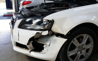 Esto es lo que pasa cuando una moto impacta contra un coche. #AudiA3