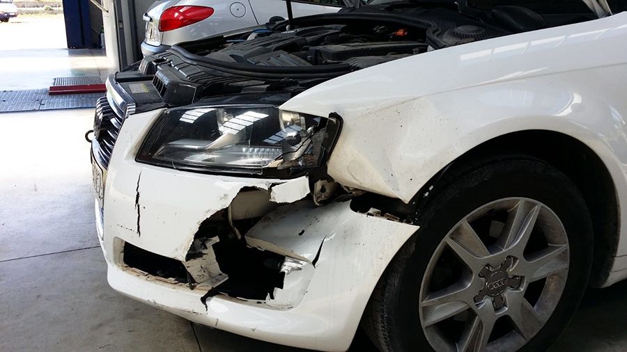 Esto es lo que pasa cuando una moto impacta contra un coche. #AudiA3