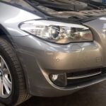 Paragolpes arañado. No podemos tolerar que este BMW vaya así por la calle