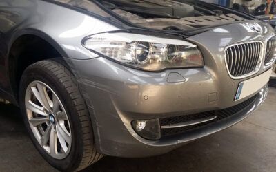 Paragolpes arañado. No podemos tolerar que este BMW vaya así por la calle