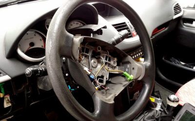 Cambio del conmutador de la columna de dirección, en un Peugeot 207