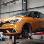 Pastillas y ruedas, a un llamativo Renault Scénic